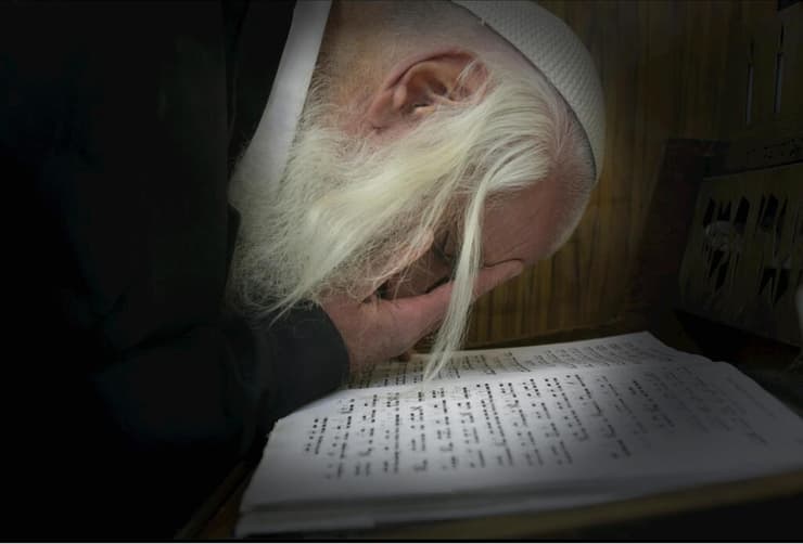 הרב מנחם פרומן מתפלל, 2010