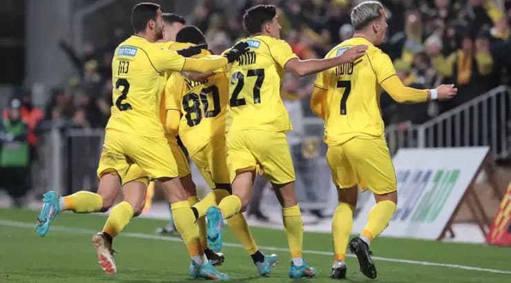 שחקני בית"ר ירושלים חוגגים (עמרי שטיין) שחקני בית"ר ירושלים חוגגים