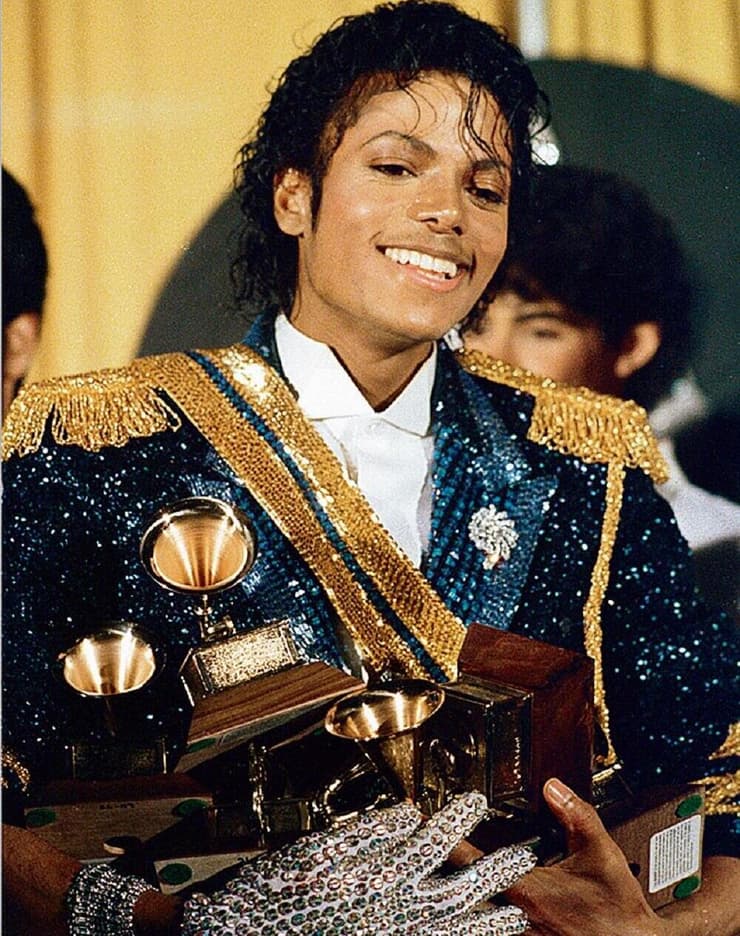 מייקל ג'קסון בטקס הגרמי שבו זכה בשמונה פרסים, ב־1984