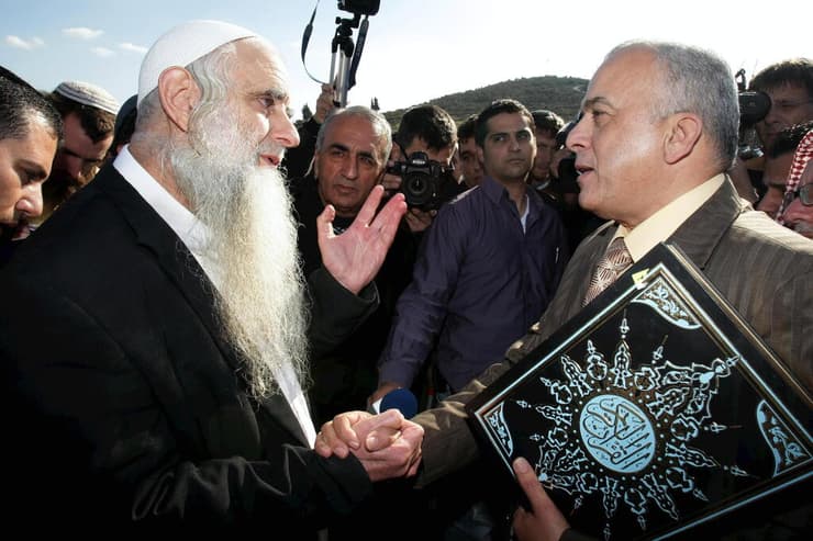הרב פרומן נפגש עם תושבי כפר יאסוף בדצמבר 2009 ומעניק להם ספרי קוראן, לאחר שפעילי ימין קיצוני הציתו את המסגד המקומי