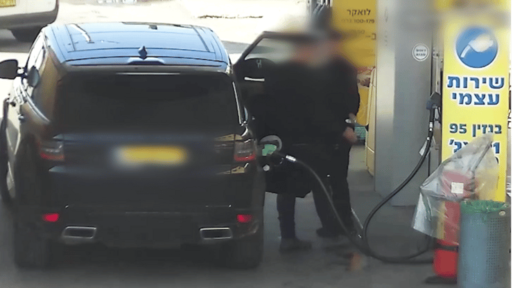 תיעוד של החשודים בחטיפת קבלן עוצרים בתחנת דלק לקנות גז מדמיע לפני החטיפה
