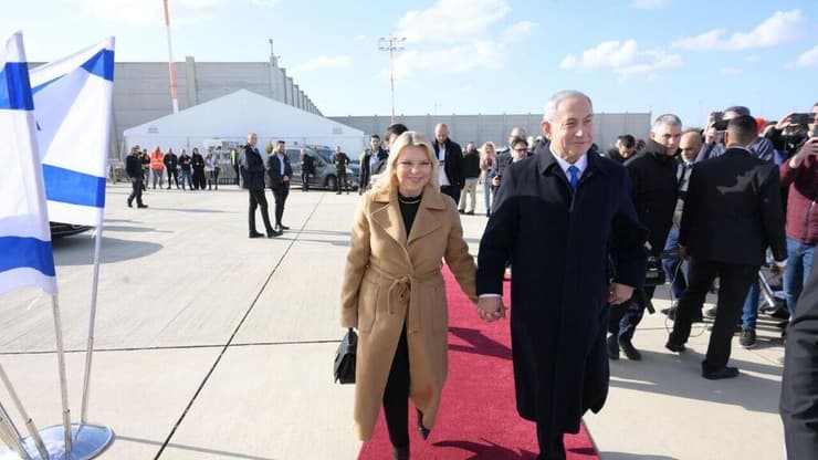 ראש הממשלה בנימין נתניהו ורעייתו שרה לקראת המראה לביקור בצרפת
