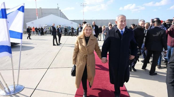 ראש הממשלה בנימין נתניהו ורעייתו שרה לקראת המראה לביקור בצרפת