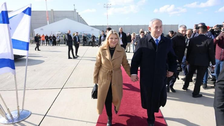 ראש הממשלה בנימין נתניהו ורעייתו שרה לקראת המראה לביקור בצרפת
