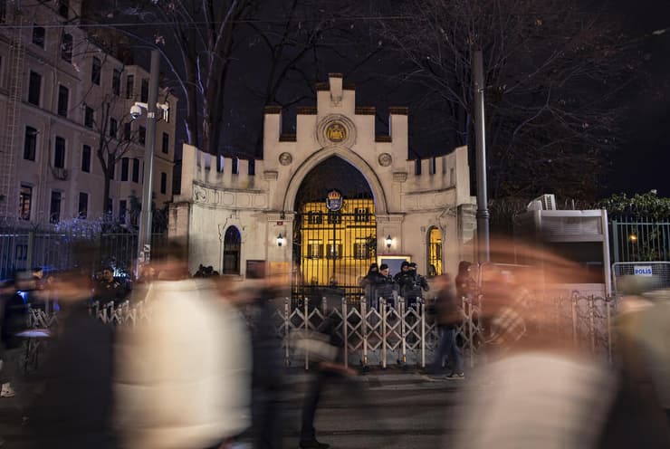 מפגינים ב איסטנבול טורקיה מחוץ לשגרירות של שבדיה