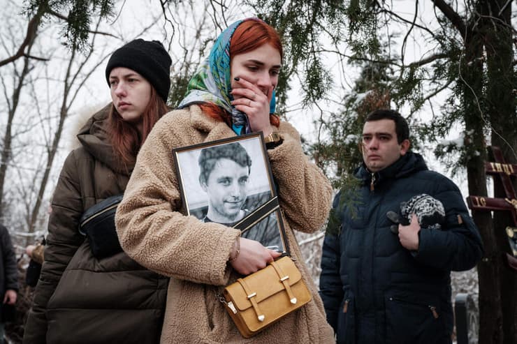 אוקראינה קטרינה אוקראינית מחזיקה תמונת חבר ש נהרג ב בחמוט
