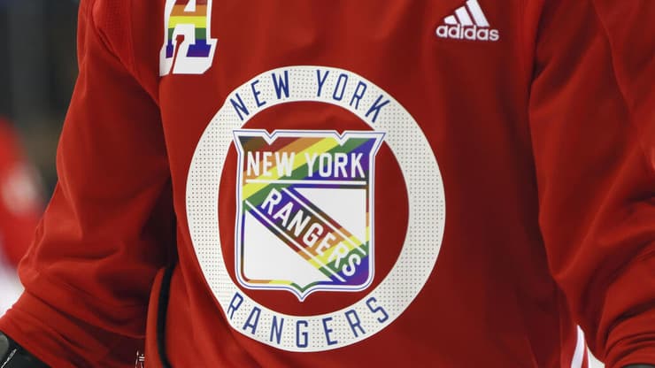 חולצת גאווה של ניו יורק ריינג'רס