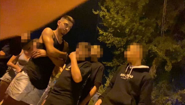 ליעד אדרי עם חפץ בולט בכיסו, כנראה הסכין