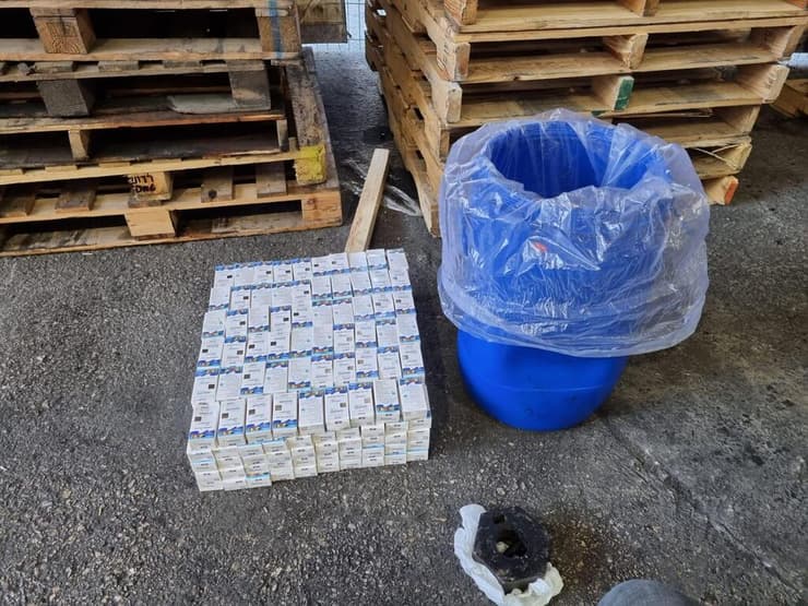 אלף קפסולות של תרופה לטיפול באין אונות  שהוסתרו בתוך חביות חמוצים 