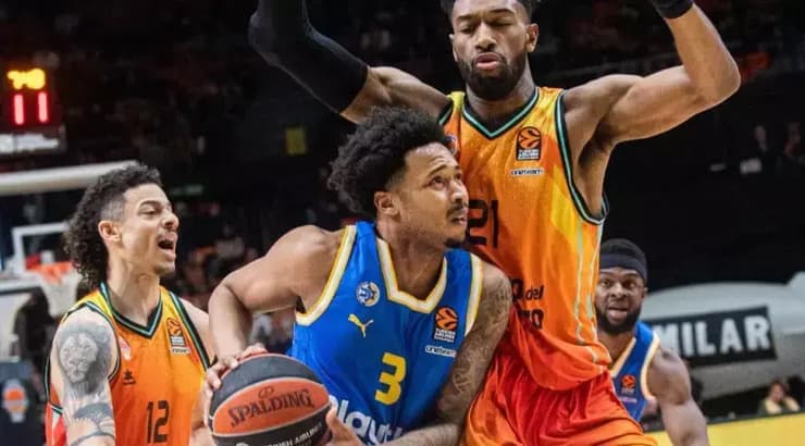 ג'יילן אדאמס בדרך לסל