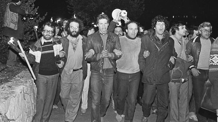 התמונה שעשתה היסטוריה (צילום: ורדי כהנא) מימין לשמאל: עמירם גולדבלום, ז'ראר ליפובצקי, עופר אבני, אמיל גרינצוויג, יונתן יובל וגבריאל גולדברג (מאחור: נפתלי רז)