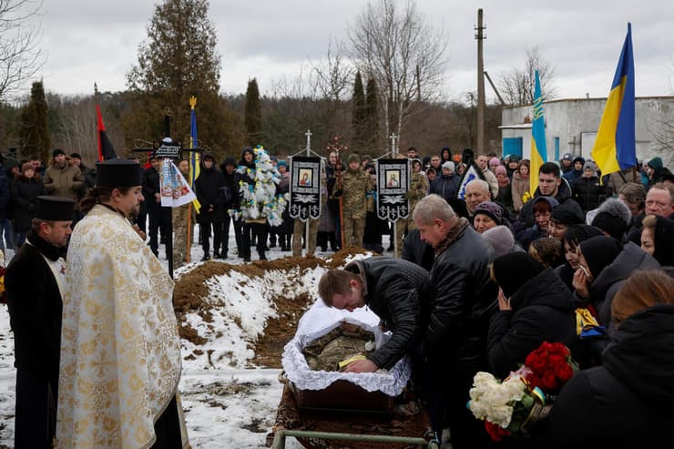 אוקראינה הלוויית חייל אוקראיני שנהרג ב בחמוט
