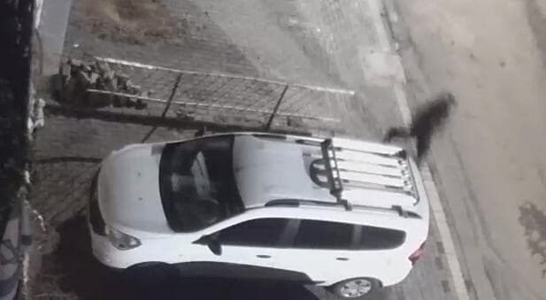 החשוד בורח מהזירה לאחר הפיצוץ. הורדם למשך כמה ימים ואושפז תחת השגחה משטרתית מטען התפוצץ בידו של אדם בטבריה