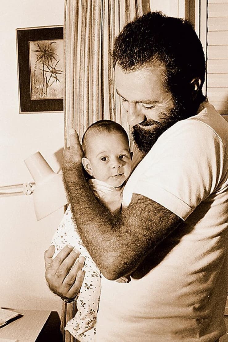 אמיל גרינצוויג עם בתו התינוקת