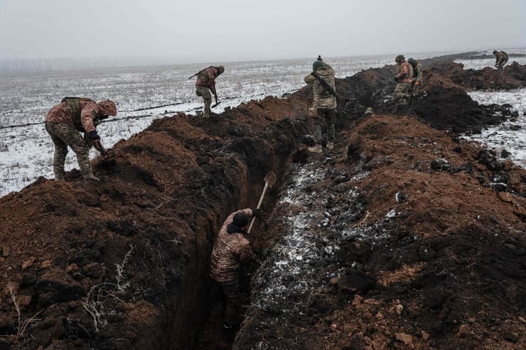 אוקראינה חיילים אוקראינים חופרים שוחות ליד בחמוט