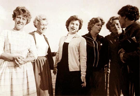 בלי כוונה לתת לנשים הזדמנות שווה בטיסת חלל. טרשקובה (רביעית משמאל) עם הקוסמונאוטיות שלא טסו