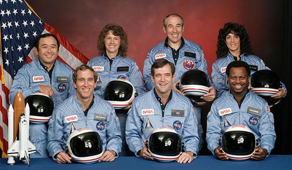 הנשים הראשונות שנספו במשימת חלל. רזניק (מימין) ומק'אוליף עם עמיתיהן לצוות משימת STS-51, שנהרגו באסון המעבורת צ'לנג'ר