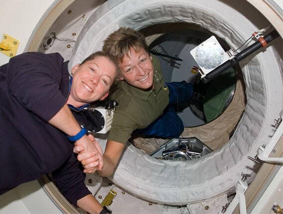 אחוות נשים. המפקדת הראשונה של תחנת החלל, פגי ויטסון, מקבלת את פני המפקדת השנייה של מעבורת החלל, פאם מלרוי, 2007