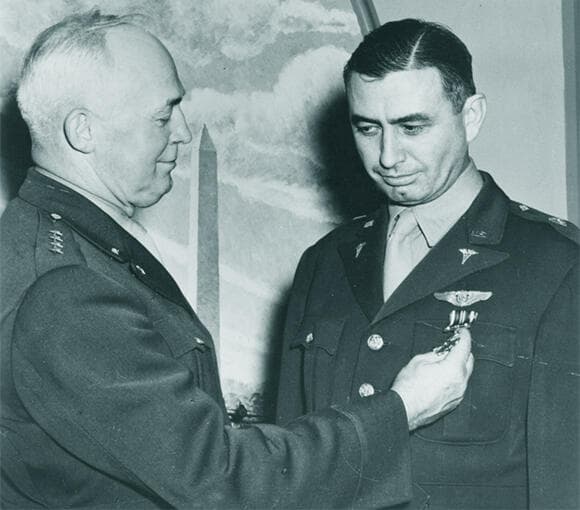 הרופא שרצה לשלוח נשים לחלל. רנדי לאבלייס (מימין) מקבל את עיטור התעופה על תרומתו לבטיחות טייסים במלחמת העולם השנייה