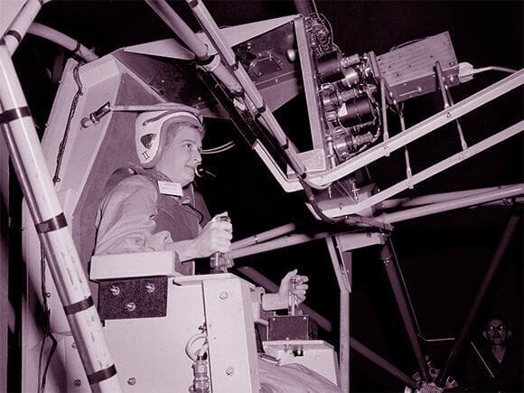 הצטיינה גם במבחני האסטרונאוטים. ג'רי קוֹבּ במתקן הבוחן את יכולת הטייסים להתמודד עם סחרור בשלושה צירים