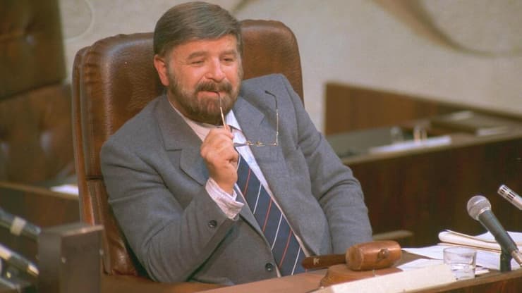 שבח וייס בתפקידו כסגן יו"ר הכנסת, 1988