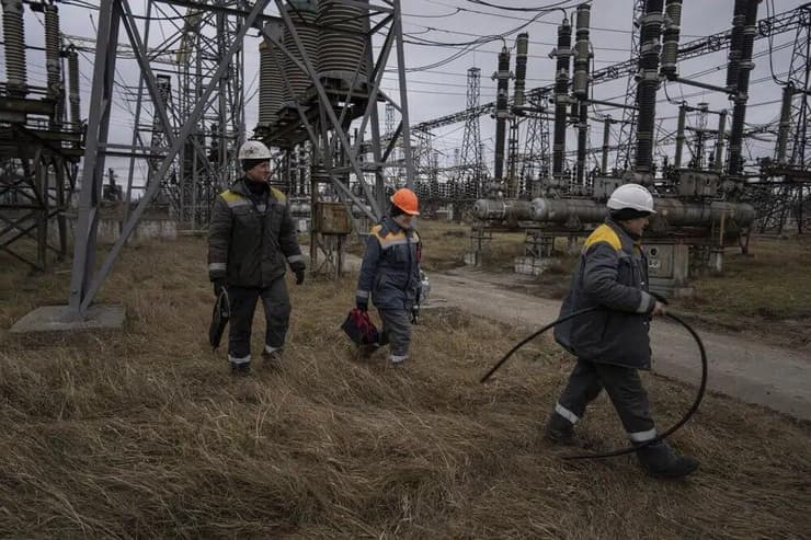 אוקראינה טכנאים תחנת כוח אנרגיה חשמל ש סופגת הפצצות של רוסיה