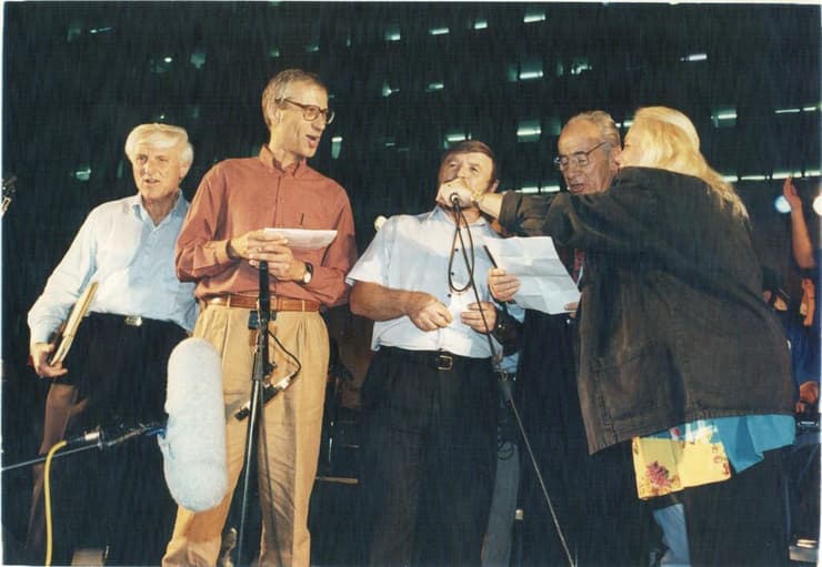 שבח וייס בעצרת לשלום בכיכר מלכי ישראל עם רבין ופרס דקות לפני רצח רבין, נובמבר 1995