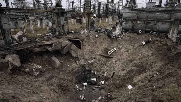 אוקראינה טכנאים תחנת כוח אנרגיה חשמל ש סופגת הפצצות של רוסיה