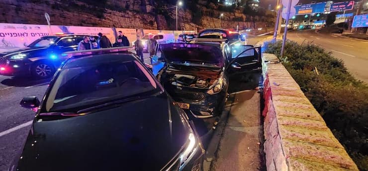 רכבו של החשוד בזירה בירושלים