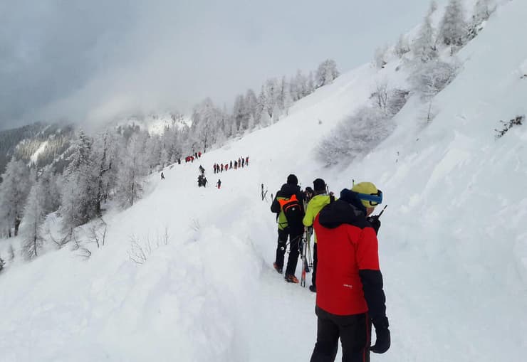 פעולות חילוץ באזור טירול ב אוסטריה בעקבות מפולת מפולות שלג שלגים 4 בפברואר