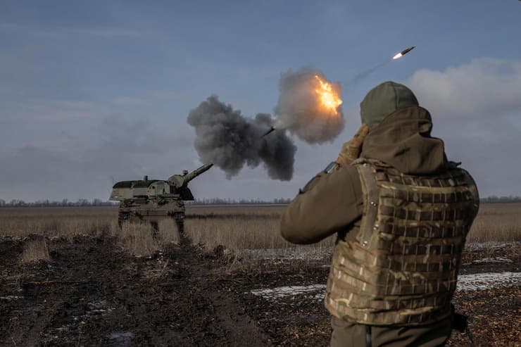 ירי ארטילרי של צבא אוקראינה באזור בחמוט מחוז דונייצק מלחמה מול רוסיה