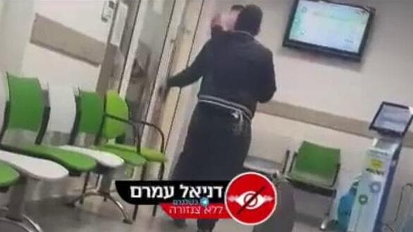 תיעוד מביקור רופא בתל אביב, חייל התיז גז מדמיע על הרופא