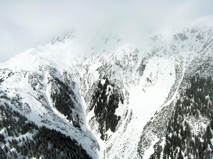 מפולת שלג שלגים שאירעה באזור אצר גלישת סקי ב  סן אנטון אם ארלברג ב טירול אוסטריה 4 בפברואר