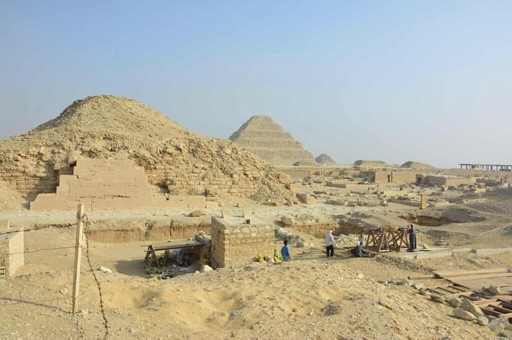 הפירמידה של יונס ומאחוריה הפירמידה של ג'וסר בנקרופוליס (עיר המתים) סקארה
