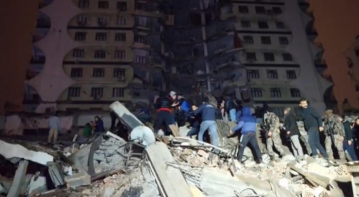 הריסות בניינים בטורקיה דיארבקיר רעידה רעידת אדמה רעידות 