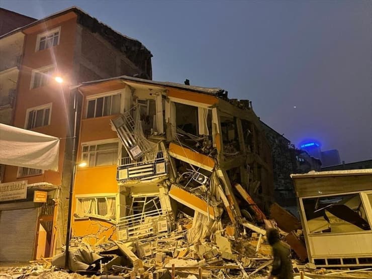 הריסות בניינים ב טורקיה מלטיה רעידה רעידת אדמה רעידות 