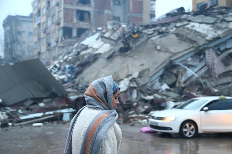 אנשים ליד הריסות הבניינים בעיר קרמאנמרש, טורקיה