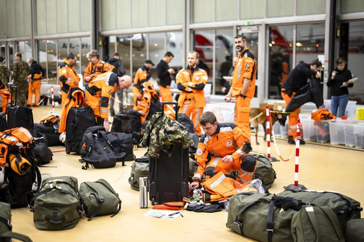 צוות חילוץ שוויצרי לפני ההמרעה לטורקיה