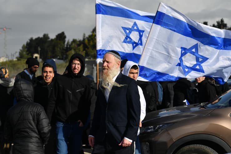 דגלי ישראל מחות לבית הדין הצבאי עופר בזמן פתיחת משפטם של רוצחי רנה שנרב