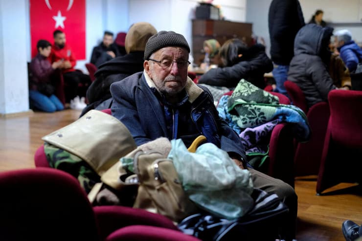 אדנה טורקיה קשישים מקלט  רעידת אדמה 