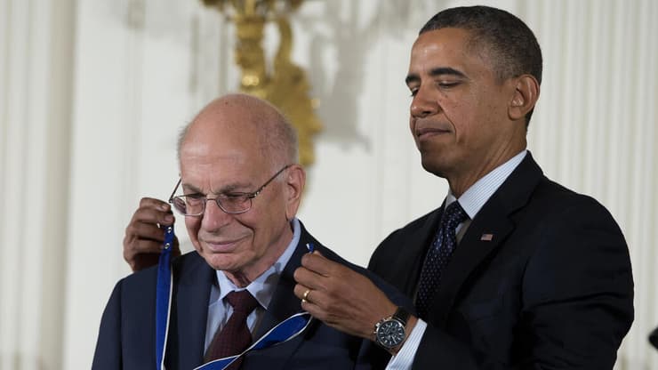    נשיא ארה"ב אובמה מעניק לפרופ' כהנמן את מדליית החירות