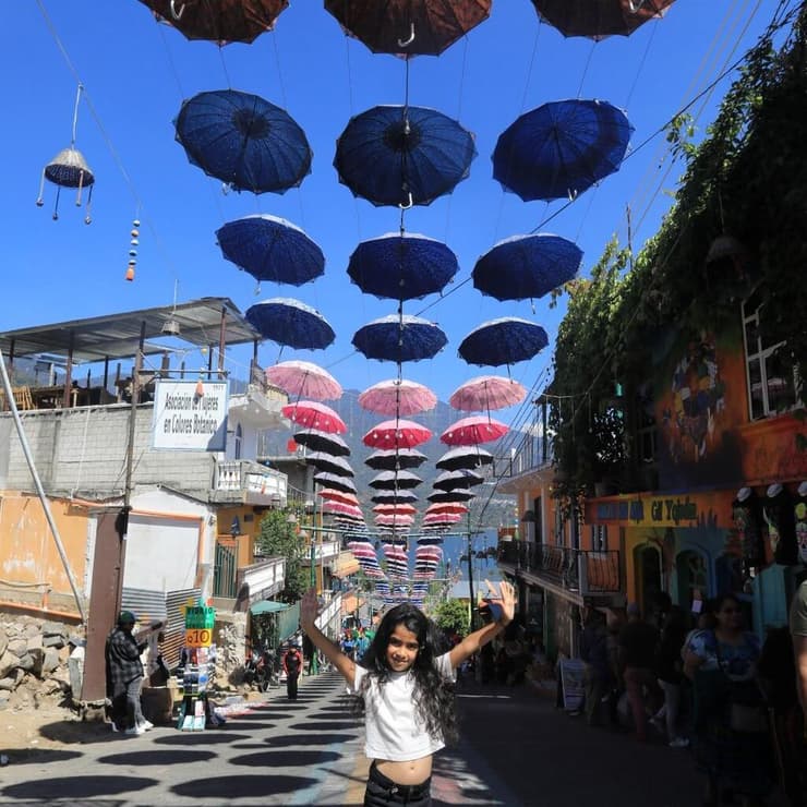 הרחוב המרכזי, שדרת המטריות בכפר סן חואן
