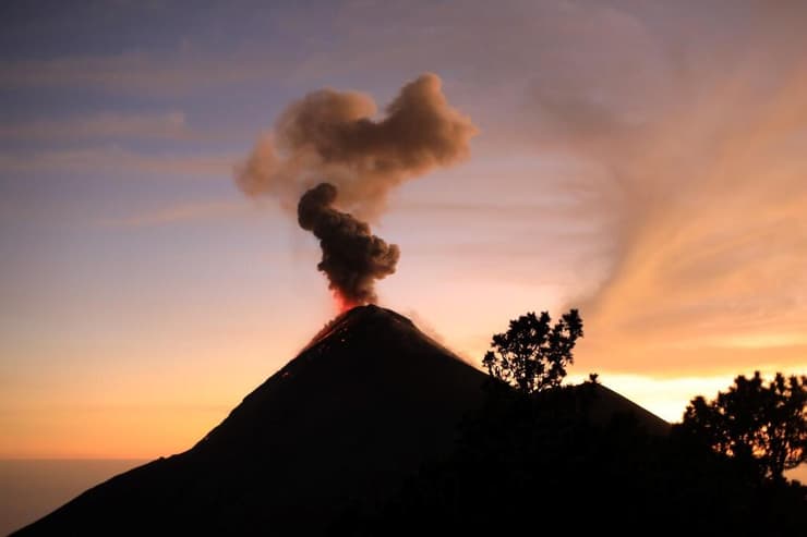 הר הגעש פואגו מתפרץ בזמן שקיעה