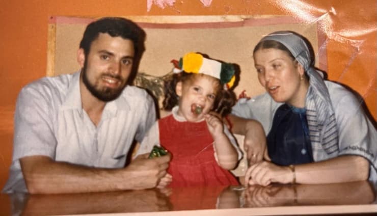 אורית בילדותה עם הוריה, דוד ויהודית הורוביץ