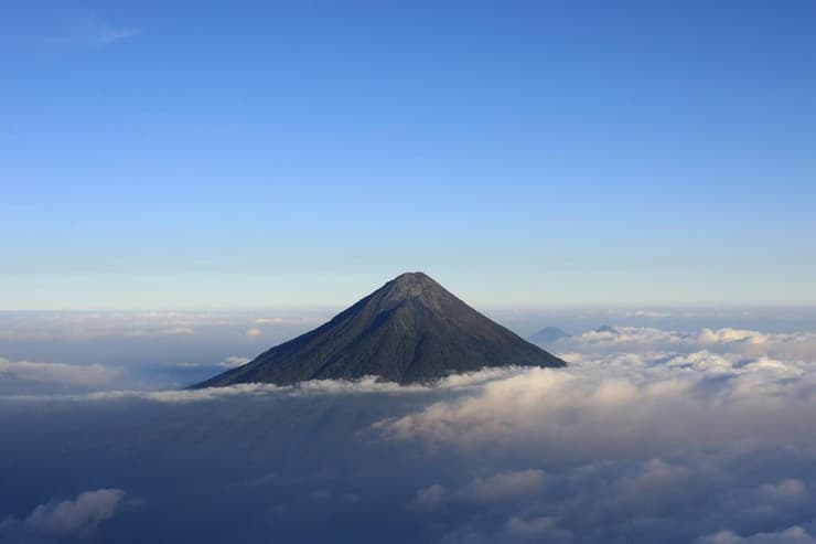 הר הגעש אגואה, צף בין עננים