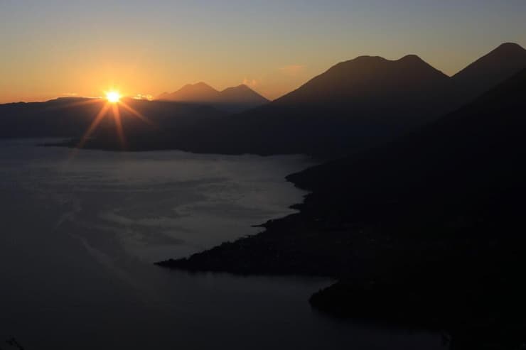 השמש מפציעה מעל אגם אטיטלן