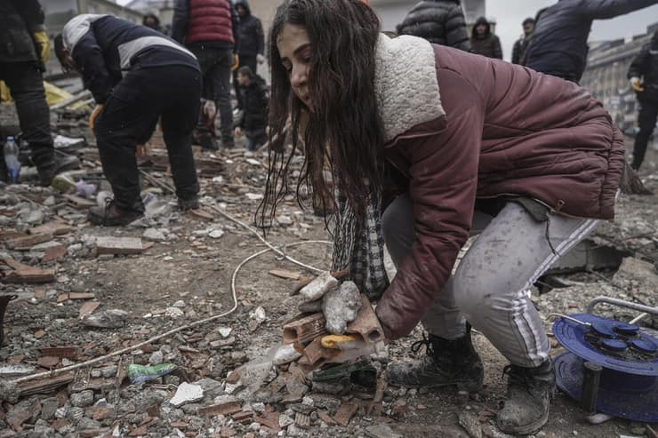 אזרחים עוזרים לכוחות ההצלה בפניוי ההריסות בטורקיה