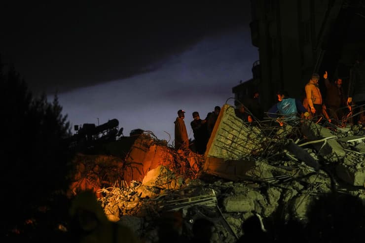 מחלצים אדנה טורקיה רעידת אדמה הריסות ניצולים 