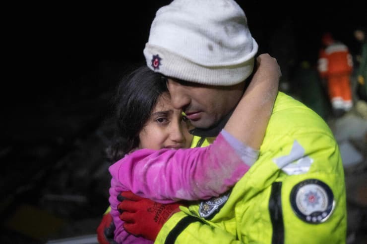 שוטר מחבק את בתו שחולצה מההריסות בטורקיה