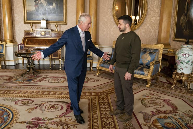 נשיא אוקראינה וולודימיר זלנסקי עם מלך בריטניה צ'ארלס ב ארמון בקינגהאם